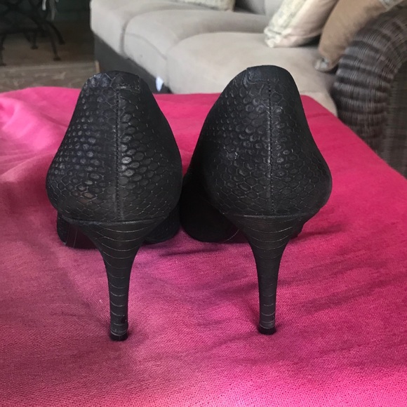 Vince Camuto Black suede snake pump. Size 8 1/2 - Picture 3 of 8